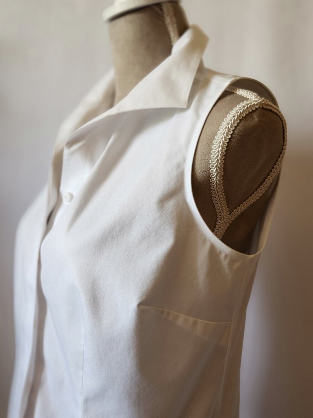 Chico's Women Size 0/4 White Sleeveless Non Iron Collared Button Down Cotton Top - Picture 7 of 13